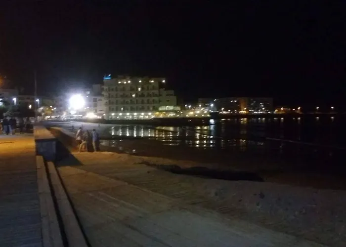 Luminoso Adosado Frente Al Mar